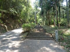 法輪寺から西へ4㎞ほど走り切幡寺へ．
四国88箇所霊場10番札所．
824年までに空海が開創したと伝わる．山号は得度山．本尊は千手観世音菩薩．
所在地阿波市市場町切幡字観音．
境内拝観自由，駐車場あり(7時～17時)．
この石段を上ってい行く．