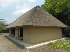 八幡神社西隣には旧長岡家住宅．
1735年建造，寄棟造，茅葺，国重要文化財．
旧所有者が建替えで取り壊しの直前で行政へ譲渡されたとのことである．