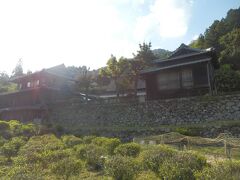 焼山寺から山を下り約10km，神山町下分字栗生野の粟飯原家住宅．
1710年建造，寄棟造，鉄板葺，四面庇(桟瓦葺)付，背面突出部(切妻造，桟瓦葺)付属，国重要文化財．
逆光で見えづらいが中央の奥に見えるのが重文建造物の主屋かと思われる．
現役の住宅なので迷惑にならないように退散．