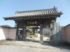 常楽寺から北へ1㎞弱，阿波国分寺に到着．
四国88箇所霊場15番札所．
756年までに聖武天皇の建立の詔により諸国に建てられた国分寺の一つとされる．開基は行基と伝わる．山号は薬王山．本尊は薬師如来．
所在地徳島市国府町矢野．長宗我部被害者の会．こちらも蜂須賀家により再興．
境内拝観自由，駐車場あり(7時～17時)．
かつては七堂伽藍を有する大寺院だった痕跡が境内に残る．
写真は山門．三間三戸，切妻造，本瓦葺．