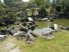 こちらは旧徳島城表御殿庭園．
旧徳島藩主蜂須賀公の居間や表書院の庭だったもの．
枯山水庭と築山泉水庭からなる桃山様式の庭園．国名勝．
開園時間9時～16時半，入園料\50，毎週月曜休園．