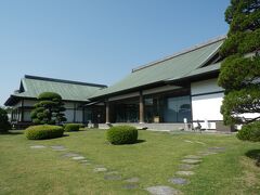 こちらは徳島藩と蜂須賀家の歴史資料を常設展示する徳島城博物館．
表御殿庭園に面する．
開館時間9時半～16時半，入館料\300，毎週月曜休館．
開館時間前だったので外観のみ．