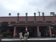 瑞芳駅。

16:10到着

ここから九分に向かうには、やはりバスかタクシーかを選択することになる。

台湾の旅行でよくこういう選択があるが、

バス……安い、遅い

タクシー……高い、速い

と考えてもらえばいいと思う。

ちなみにこの瑞芳では、タクシーは駅前でものすごい数がいてるが、バス亭まではそれなりに歩く必要がある。

せっかくの旅行だし、小銭をケチるよりは、少しでも早く行きたい！という思いからタクシーで。

まぁそれでも205元（800円くらい）だしね。