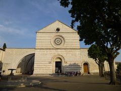 Basilica di Santa Chiara サンタ・キアーラ聖堂

教会前広場で子供たちが遊んでいてのどかな夕暮れ
日常の風景でもどこか穏やかで清らかな感じがするのは、アッシジだからかな