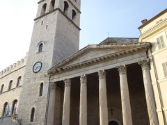 Tempio di Minerva ミネルヴァ神殿

町の中心コムネー広場に唐突に現れるギリシャ風なファサード
でも奥には十字架
もう閉まっているけど、中は教会なんだね