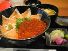 道の駅 うとろ・シリエトクで昼食。
この週末、オホーツク海の沿岸沿いでは
次々と秋鮭の禁漁期間が明けました。
おすすめは、鮭・いくら丼ではなく
「鮭・親子丼」ですってー。