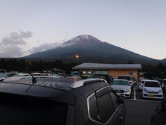 水ヶ塚駐車場に移動。案の定こちらの駐車場は結構混んでいました。
5:30には到着し出発の準備。
富士山にガスが流動的にかかります。

既にバス待ちで並んでいる人もいます。タクシー待ちもいますがなかなか来ない模様。