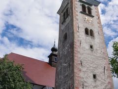 聖母被昇天教会は８～９世紀ごろに建てられたと言われます。
17 世紀になり、この塔を持つバロック様式の教会へと改築されました。
