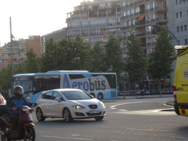 来ましたよー！<br /><br />水色の空港行きバス。<br />入口で運転手さんからチケット買いまーす☆