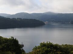 今回の宿は、芦ノ湖畔に建つ小田急山のホテル。
7:15起床。快晴ではないが、窓を開ければ、気持ち良い風が吹き抜ける。