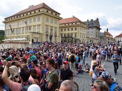 プラハ城では毎時０分に衛兵の交代があるのですが、正午のものはファンファーレがあったりなど盛大に行われ、大勢の観光客が見物に来ると地球の歩き方に書いてありました。

実際にかなり多くの観光客がいました。