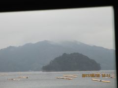 オランダ島。
震災前は海水浴場だった。
ひょっこりひょうたん島っぽい。

ワカメにカキの養殖いかだが復活。
山田湾ではアワビやウニ、ホヤも獲れたんだそう。