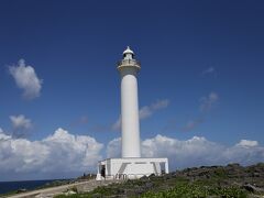 残波岬灯台です。

紺碧の空と海に白亜の灯台・・・。素敵です。

高さは３０．６１ｍです。