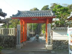 最御崎寺から北へ7km弱，四国88箇所霊場25番札所津照寺．
「しんしょうじ」これも難しい．
807年空海による創建とされる．
山号は宝珠山．本尊は地蔵菩薩．所在地室戸市室津．
境内拝観自由，駐車場あり(境内から5分程歩いた漁港敷地内を利用)．
写真は山門，朱塗りの簡素な四脚門．切妻造，桟瓦葺．