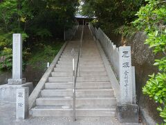 津照寺から北西へ約6.5km移動し，この日最後の訪問地の金剛頂寺に到着．
四国88箇所霊場26番札所．807年平城天皇の勅願で空海による創建とされる．
その際は金剛定寺という寺号で，嵯峨天皇より金剛頂寺の勅額を下賜され現在の寺号になっている．
山号は竜頭山．本尊は薬師如来．所在地室戸市元乙．
境内拝観自由，駐車場あり(7時～17時，\200)．
明治に入り火災で伽藍を焼失し，現在の堂宇はその後の再建である．