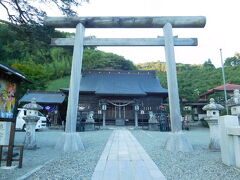 16：00過ぎにチェックインしたので、周辺を散策する。
小鎚神社。