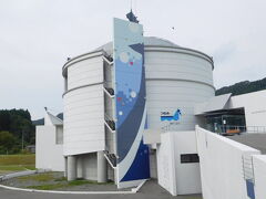 線路を渡ってたどり着いたのは「鯨と海の科学館」
津波で被災し長い間閉館していたが、2017年7月の再開した。
