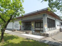 安芸市立歴史民俗資料館．安芸城内に位置する．
五藤家に代々伝わる武具・甲冑，美術工芸品・古文書などの資料に加え，郷土出身で三菱財閥の創始者岩崎彌太郎の資料や遺品が展示されている．
開館時間9時～17時，入館料\300，毎週月曜休館．
中には入らず．