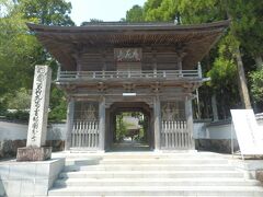 大日寺から西へ約10㎞走り，南国市国分の土佐国分寺に到着．
四国88箇所霊場29番札所である．
聖武天皇の国分寺建立の詔により全国に建立された国分寺のひとつ．
741年行基による創建と伝わる．山号は摩尼山．本尊は千手観世音菩薩．
付近には土佐の国府があったそうだ．
境内拝観自由，駐車場あり．
写真は山門，三間一戸楼門，入母屋造，銅板葺．
仁王像を安置する仁王門である．