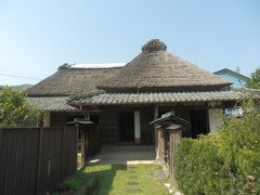 土佐神社から西へ約400m，旧関川家住宅民家資料館に．
関川家は土佐藩の郷士身分の豪農．住宅は高知市に管理となり資料館として公開されている．
開館時間9時～16時，無料，毎週水曜休館，駐車場なし．
所在地高知市一宮．
写真は主屋．1819年建造，寄棟造，南面突出部附属，茅葺，四面庇(桟瓦葺)付，国重要文化財．
