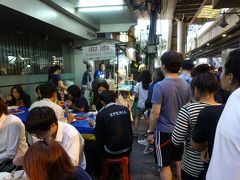 夕食はエンポリ横のカオマンガイ屋さん
凄い人気です。