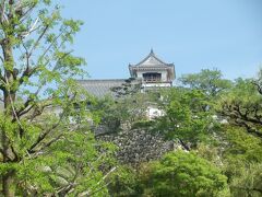 高知城到着．
南北朝時代に築かれた大高坂城が前身とされ，長宗我部元親も本拠としている．
関ヶ原の戦い後に土佐に入った山内家により整備されている．
本丸の建造物が完全に残る唯一の城として知られる．
天守開城時間9:00～16:30，入城料\420，年末元日休城．