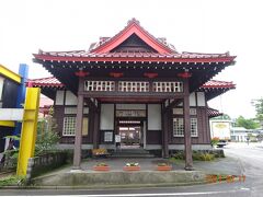 その昔、軽井沢と草津温泉とを結んでいた草軽電鉄の、北軽井沢駅の駅舎だった建物。
登録有形文化財にも指定されている建物。