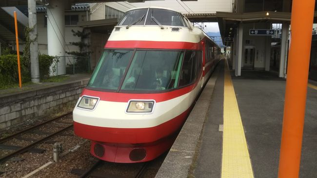 翌朝の電車は信州中野で特急に接続しており、ほとんどの人は乗り換えて長野に向かいました。<br /><br />追加料金は掛かりますが100円か200円なので、乗れば良かったと後で後悔しました。