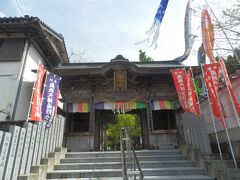 佐川の町並みから南へ約43km移動．
途中須崎の道の駅で「うつぼ丼」なるものを食すも，卵とじ丼などでよくわからず．
生で食べれるようなので，また機会があればトライしようかと．
で，着いたのは岩本寺．
写真は山門，仁王像を安置する仁王門でもある．