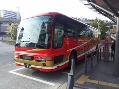 岐阜駅から郡上白鳥行きの高速バスで出発。ゴールドをあしらった真っ赤なカラーリングは結構なインパクト。