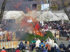 不動寺は3月に京都にある総本山醍醐寺座主御親修による「柴燈大護摩・火渡り」で開運厄除け、宝福招来を祈願する行事があります。

だれでも火渡りができるのですが、
私はストッキングをはいていたので、参加できなかったことがあります。

