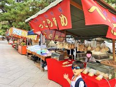 毎月２５日に北野天満宮では骨董市が立ちます。
骨董以外にも、食べ物をうる露店も外苑に立ちます。
