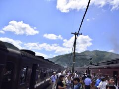 12:05 新型客車「SLやまぐち号」は篠目駅に到着
反対ホームにはなんと、これまで「SLやまぐち号」に使用されてきたレトロ客車12系客車が停車
「SLやまぐち号」新旧客車が並ぶ奇跡的な風景が見事に実現しました！＼(^o^)／