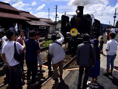 12:39 新型客車「SLやまぐち号」は地福駅に到着
地福駅では14分間の停車時間がありますので、ここでもSL撮影タイムです
蒸気機関車C57-1号機の前には大勢のギャラリー達の姿がありました