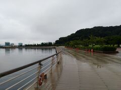 歩いて１分。港の公園金ヶ崎緑地です。綺麗です。海との距離が近いです。芝生も綺麗です。雨が残念です。