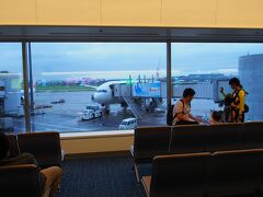 羽田空港に到着しました。
空港は、大概のお店がまで開いていません。
出発時間は6時25分、幸い雨は止みました。
出発は予定通り。
