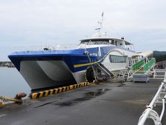 高速双胴船awalineきらら。55分で粟島。今日はベタなぎで快適な船旅でした。
この時期は1日2往復。お客さんは11名でした。