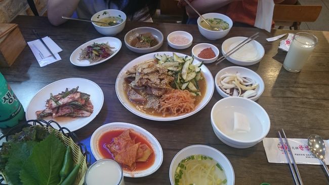 南浦洞、ハニャンチョッパル、冷製<br />豚足の冷製<br />冷麺のスープとマスタードを交ぜた様な味、思ったよりアッサリで美味しい