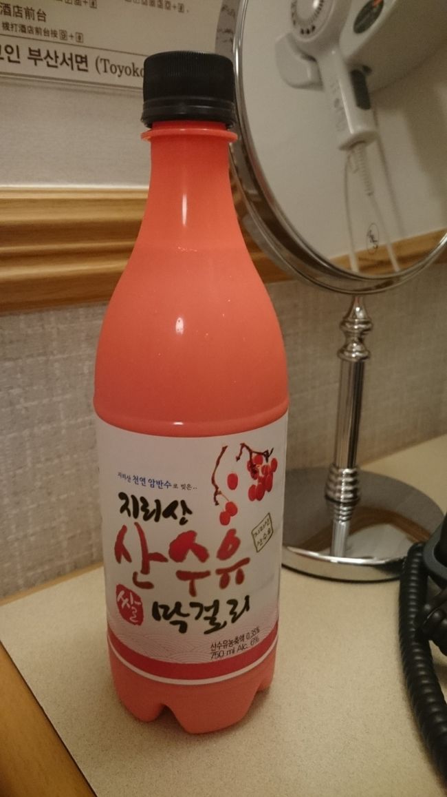 釜山西面のマートで買ったサンスユマッコリ<br />初めて飲むなあ、酔ってから飲んだから、どんな味か覚えてないです。本能的に次回買う気がしないからイマイチだったのかな？☺<br /><br />