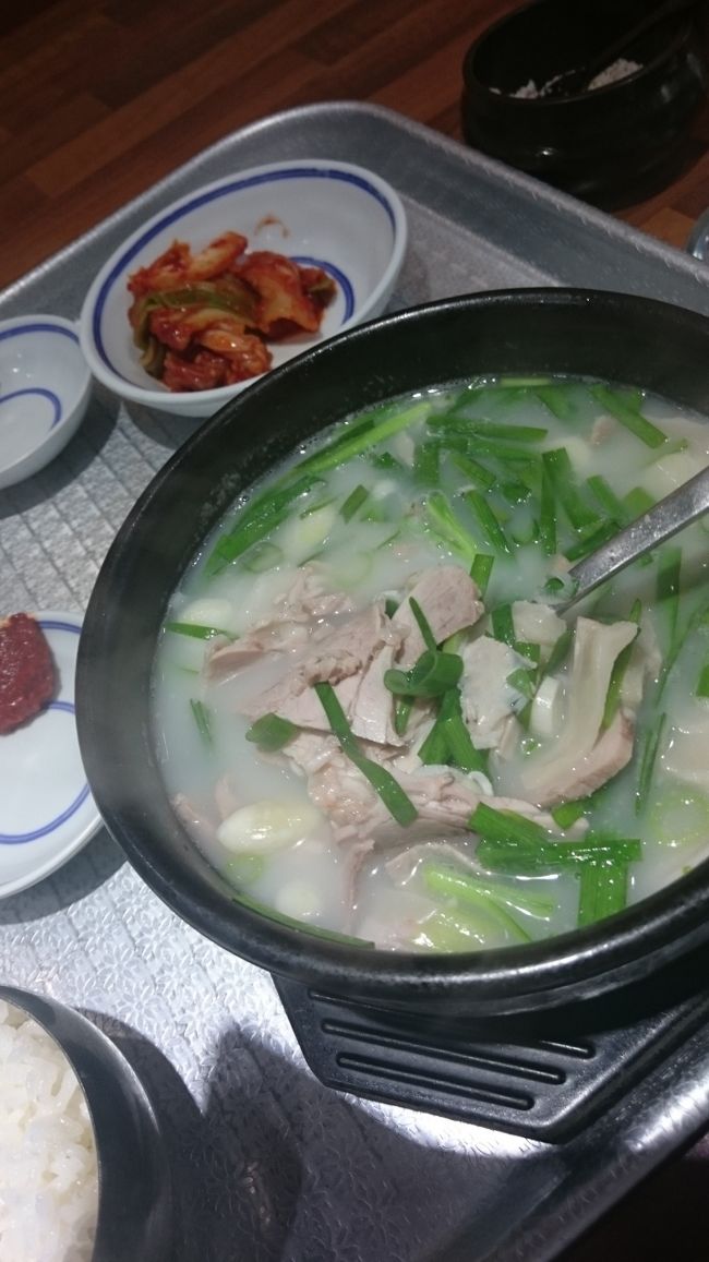 釜山、徳川駅、亀浦市場、テジクッパブ<br />豚骨汁飯