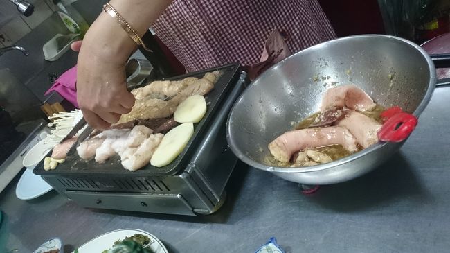 チャガルチのホルモン横丁で塩ニンニクタレのホルモン<br />このおばちゃんの息子さんは大阪の会社で働いてはるそうです。