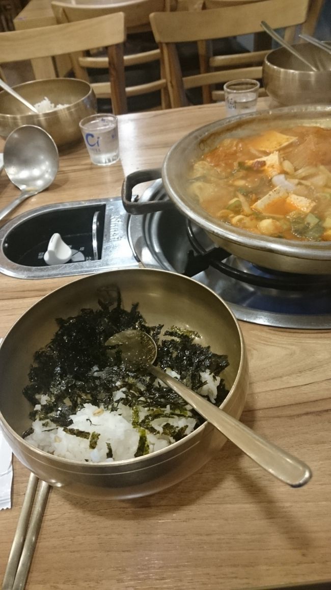 釜山、西面、東横インの近くのセブンイレブンの二階のキムチチゲ専門店<br />ご飯が釜ごと出て来て、卵はセルフで焼いて食べ放題、<br />なかなか楽しいお店です。