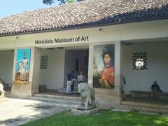 モアナルアガーデンではしゃいだ後、
「ホノルル美術館」にやって来ました
ゴッホ・ピカソ・セザンヌ・モネ他・・・
ワールドクラスの収蔵品があり
何も下調べしてこなかったので
少々びっくり(゜o゜;
中国の陶磁器、アジアの美術品など、
保存状態の良い物がたくさん！
日本だったら、美術館が５つくらい
出来てしまうのではないでしょうか？
そう思ってしまうほど
素晴らしい収蔵品の数々です！
ここでもっと時間を取りたかったです(^^)

