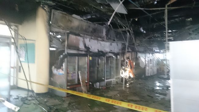浦項バスターミナル、着いたら火事🔥の後でした。消火に使ったらしき水で床も濡れれて火災現場の臭いもしてました。<br /><br />それでもバスターミナルは運営中