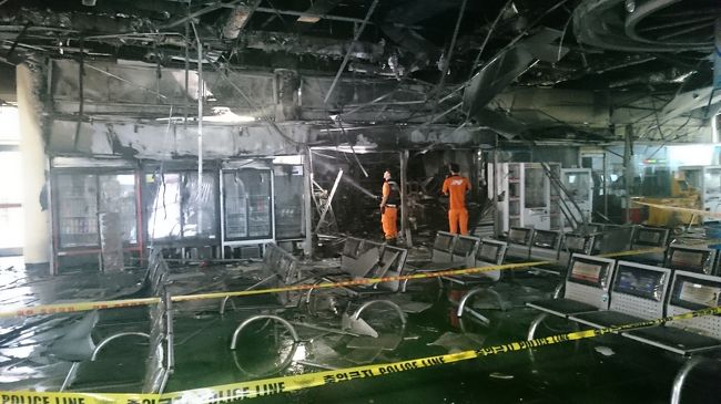 浦項バスターミナル<br />火災現場<br />焼けた臭いと床が水で濡れてました。