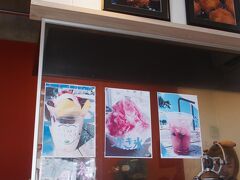 瀬長島温泉ホテルに到着も、まだチェックインまで時間があったため、ウミカジテラスへ。
KAME ANDAGIという、サーターアンダギー専門店で小休止。
サーターアンダギーにトッピングできるのがこのお店のウリのようです。
レアチーズトッピングして見ましたが、トッピングしなかった方が美味しい、だってサーターアンダギー自体がこのお店とても美味しいから。