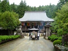 立石寺の境内に入り、まず見えてくるのが根本中堂です。
立石寺は天台宗のお寺で、「伝教大師が比叡山に灯した灯を立石寺に分けたものを、織田信長の焼打で延暦寺を再建したときには逆に立石寺から分けたという、不滅の法灯」があります。
外からではよくわかりませんでした。たぶん堂内にあるのでは、と思います。（有料です。）

「」内　山寺の観光パンフレットから引用