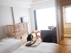 エアポートビューのスタンダードツインルームです。
ビジネスクラスをややランクアップした感じの部屋です。
普通空港の近くのホテルは利便性以外はウリがないですが、ここはうまく温泉が湧き出たこと、エアポートビューというのをウリにしたことから、大成功しましたね。
最近は宿泊費が高騰しており、ここはそれ以上に高くなっていて、コスパがとても良いホテルにはならなくなってしまいました。