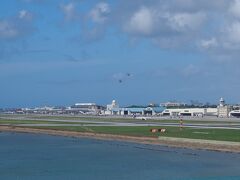 先日より北朝鮮のミサイル発射や核実験が行われています。
軍民両用空港である那覇空港には、ヘリの離発着が以前よりかなり行われている印象でした。
何かあったら、那覇空港は使えないなぁと思っていたので、現金をたくさん持って沖縄に来ました。