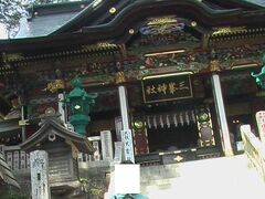 三峰神社（極彩色の彫刻の権現造りの拝殿)